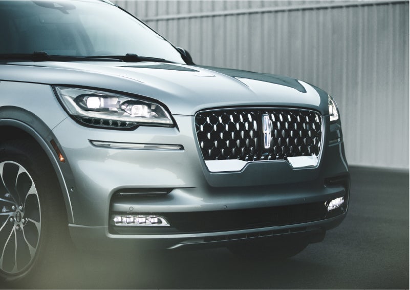 The available adaptive pixel LED headlamps of the 2023 Lincoln Aviator® SUV activated | Palmetto Lincoln in Charleston SC