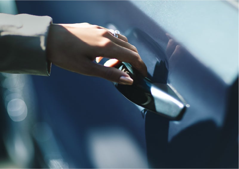 A hand gracefully grips the Light Touch Handle of a 2023 Lincoln Aviator® SUV to demonstrate its ease of use | Palmetto Lincoln in Charleston SC
