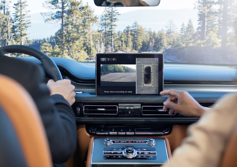The available 360-Degree Camera shows a bird's-eye view of a Lincoln Aviator® SUV | Palmetto Lincoln in Charleston SC