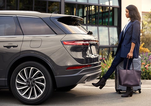 A woman with her hands full uses her foot to activate the available hands-free liftgate. | Palmetto Lincoln in Charleston SC