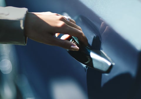 A hand gracefully grips the Light Touch Handle of a 2024 Lincoln Aviator® SUV to demonstrate its ease of use | Palmetto Lincoln in Charleston SC