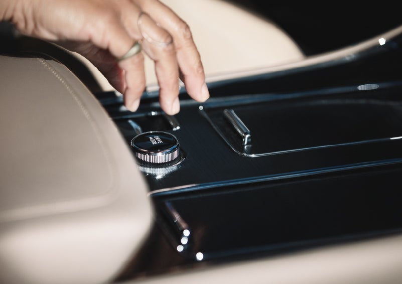 A hand reaching for the Lincoln Drive Modes knob of a 2024 Lincoln Aviator® SUV | Palmetto Lincoln in Charleston SC