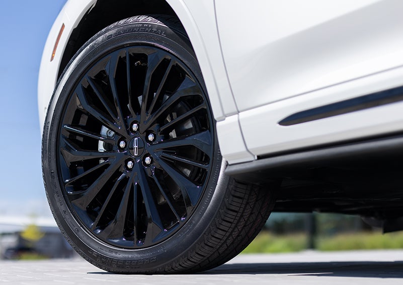 The stylish blacked-out 20-inch wheels from the available Jet Appearance Package are shown. | Palmetto Lincoln in Charleston SC